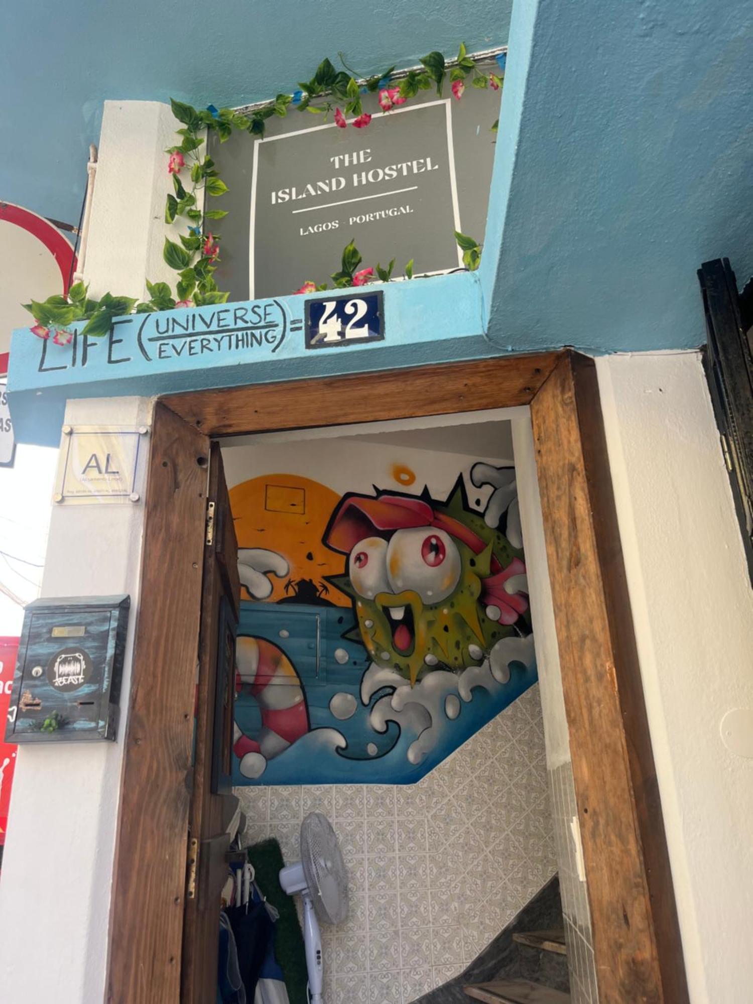 The Island Hostel & Cafe Lagos Bagian luar foto